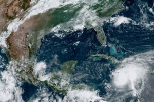 Huracán Beryl se aproxima a la Península de Yucatán tras golpear Jamaica
