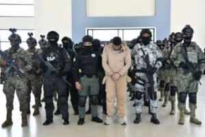 México transfiere a EUA a 26 narcos de alto calibre